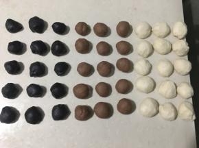 再分别平均分成15个面团，大小大概就好，不均匀的面团出来的图案才自然。