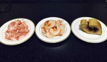 主料：猪五花肉、鲜虾、海参