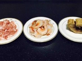 主料：猪五花肉、鲜虾、海参