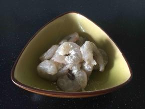 鲜虾洗净去皮，挑去虾线，用厨房用纸吸干水份，放少许料酒、一小捏盐、1小勺淀粉拌匀，腌制2分钟。
