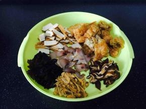 木耳撕小朵，黄花菜切寸段，香菇切片，海参切薄片，香干切片，面筋切核桃块大小。