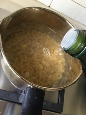 水烧开后放入意大利粉、加入适量盐、倒入适量橄榄油，煮8分钟左右。