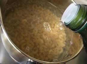 水烧开后放入意大利粉、加入适量盐、倒入适量橄榄油，煮8分钟左右。
