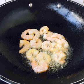 开大火置锅，锅里放约30g左右的油，油3成热时放入虾仁，当晃动锅时虾仁能在锅里滑动时翻炒几下，当虾仁颜色变粉立即盛出备用。