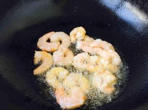 开大火置锅，锅里放约30g左右的油，油3成热时放入虾仁，当晃动锅时虾仁能在锅里滑动时翻炒几下，当虾仁颜色变粉立即盛出备用。