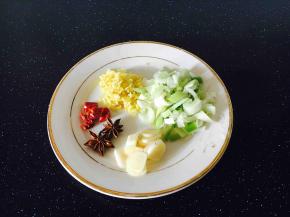 葱切花，姜切米，蒜切片，干辣酱切小段。