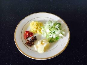 葱切花，姜切米，蒜切片，干辣酱切小段。