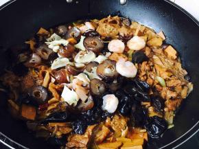 放入海参和炒好的虾仁（还可以添加点自己喜欢的海鲜，我放了扇贝柱和海螺片），用中小火再炖3或5分钟。