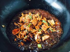 倒入生抽、老抽