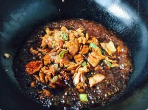 倒入生抽、老抽