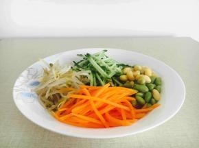 菜码，黄瓜切丝，胡萝卜切丝焯水，绿豆芽焯水，黄豆青豆煮熟。