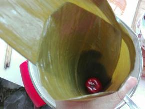 放入一个红枣，或者直接放米都可以，随意啦