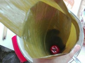 放入一个红枣，或者直接放米都可以，随意啦