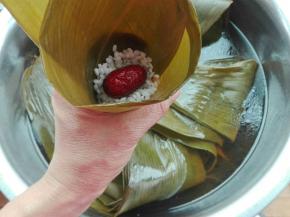 放入糯米，中间放枣，或者任意喜欢的料