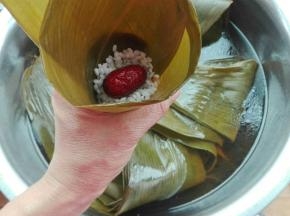 放入糯米，中间放枣，或者任意喜欢的料