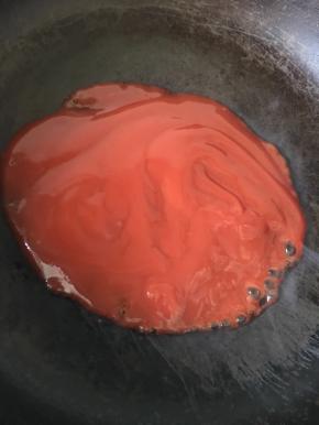 煮粉的时候，用另一个平底锅倒入番茄酱小火翻炒。