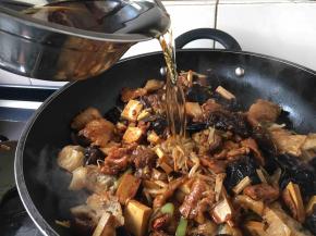 倒入香菇水和清水（高汤），水的量没过锅里食材约2～3厘米，大火煮开，盖锅盖小火炖10分钟左右。