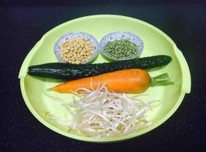 菜码：黄瓜、胡萝卜、绿豆芽，黄豆、青豆。菜码是用于拌三鲜卤面的，有了它营养更均衡健康，菜码可随自己的口味搭配应季时蔬，丰俭由己。