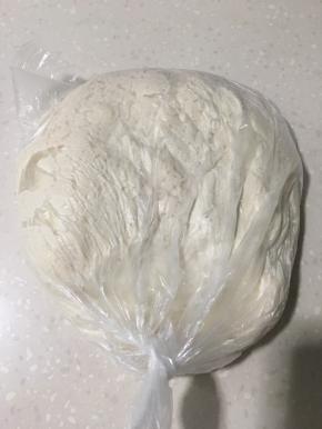 冷藏发酵后的面团膨胀了一倍、组织成蜂窝状。