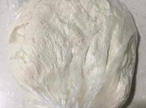 冷藏发酵后的面团膨胀了一倍、组织成蜂窝状。