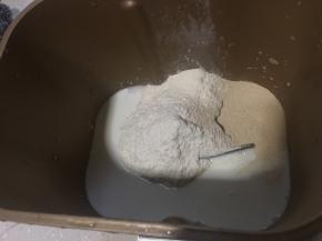 除黄油外，一次性放入主面团原材进面包机揉面。