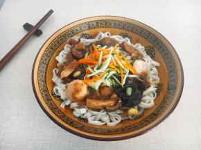 先盛上半碗热气腾腾的面，浇上一小碗三鲜卤，再撒上些菜码，拌一拌，就着蒜瓣吃，真的很香。