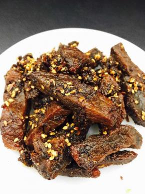 红亮油润、剔透润泽，麻辣酥香可口、大宴小酌佳品。