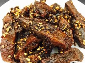 红亮油润、剔透润泽，麻辣酥香可口、大宴小酌佳品。