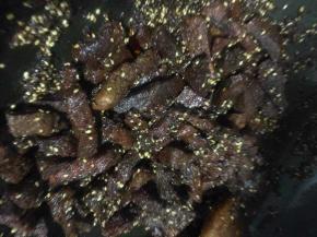 炒至肉条颜色变深加入所有调料继续翻炒变干变硬即可，但是不能炒焦了。这过程有点漫长，1小时左右，火力要适度才能保证口感。