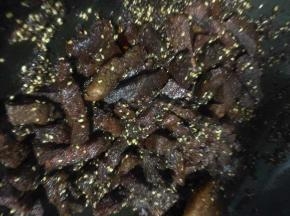 炒至肉条颜色变深加入所有调料继续翻炒变干变硬即可，但是不能炒焦了。这过程有点漫长，1小时左右，火力要适度才能保证口感。
