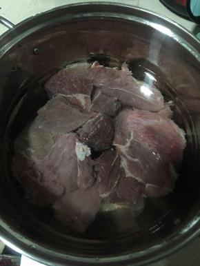 挑选无筋无肥肉净瘦牛肉，切成手掌大小的大块放入水里煮15分钟左右，不要煮太久煮烂了、老了，影响口感，捞出沥干水份。