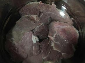 挑选无筋无肥肉净瘦牛肉，切成手掌大小的大块放入水里煮15分钟左右，不要煮太久煮烂了、老了，影响口感，捞出沥干水份。
