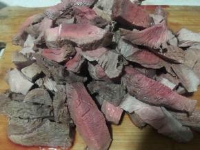 顺着牛肉的纹理切成手指粗的肉条。