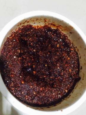 辣椒粉浇上7成热的油酥成油辣子备用。