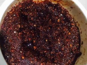辣椒粉浇上7成热的油酥成油辣子备用。