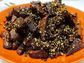 牛肉干炒香炒干、吃起来软绵劲道即可，最后装盘放凉后食用。1500克的牛肉炒成牛肉干600克左右重。