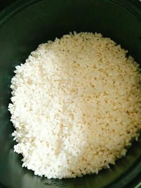 提前一天泡好糯米，让其充分吸收水分