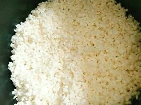 提前一天泡好糯米,让其充分吸收水分