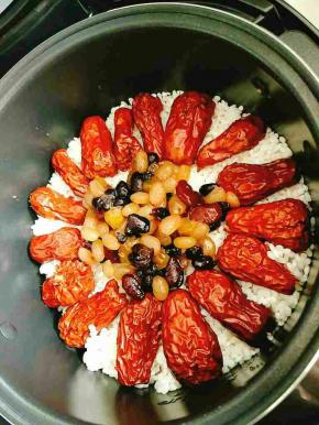 泡好的糯米，放入电饭煲，放入少量的水，没过糯米即可，摆入红枣后蜜豆