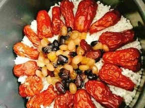 泡好的糯米,放入电饭煲,放入少量的水,没过糯米即可,摆入红枣后蜜豆