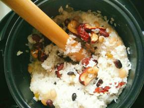 煮至4分熟的时候，断电，用擀面杖沿一个方向画圈搅拌，直到搅不动为止。放入蒸锅蒸30分钟。