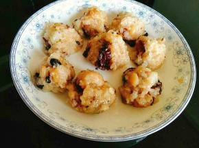 蒸熟糯米,晾凉就可以吃啦~可以根据自己的口味添加蜂蜜或者红糖汁