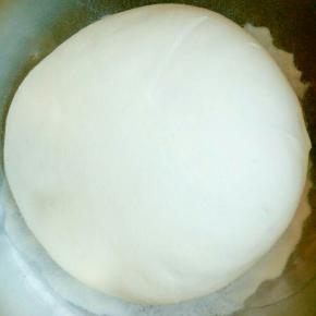 酵母，牛奶，水混合均匀，倒入面粉，揉成光滑柔软的面团。