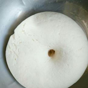 密封覆盖发酵至两倍大，手戳面团无回缩