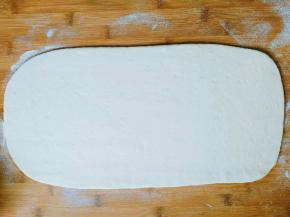 将发酵好的面团排气揉匀，擀开成长方形