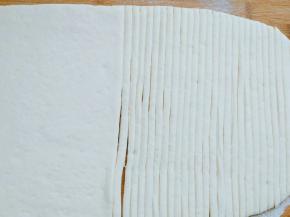 用较锋利的刀切成七八毫米的细条状