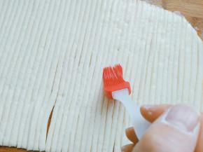 切好的面条上用刷子刷一层油