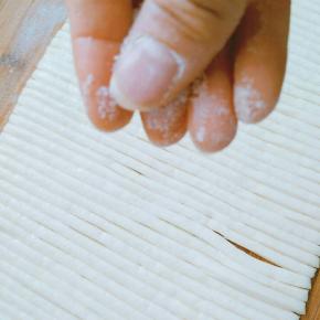 然后均匀的撒少许盐