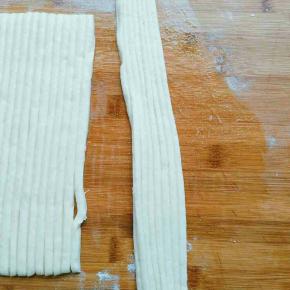 七八根为一组，捏住两段轻轻抻长