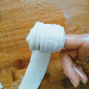 以食指为轴，缠绕着转一周，然后继续缠绕，直至缠完